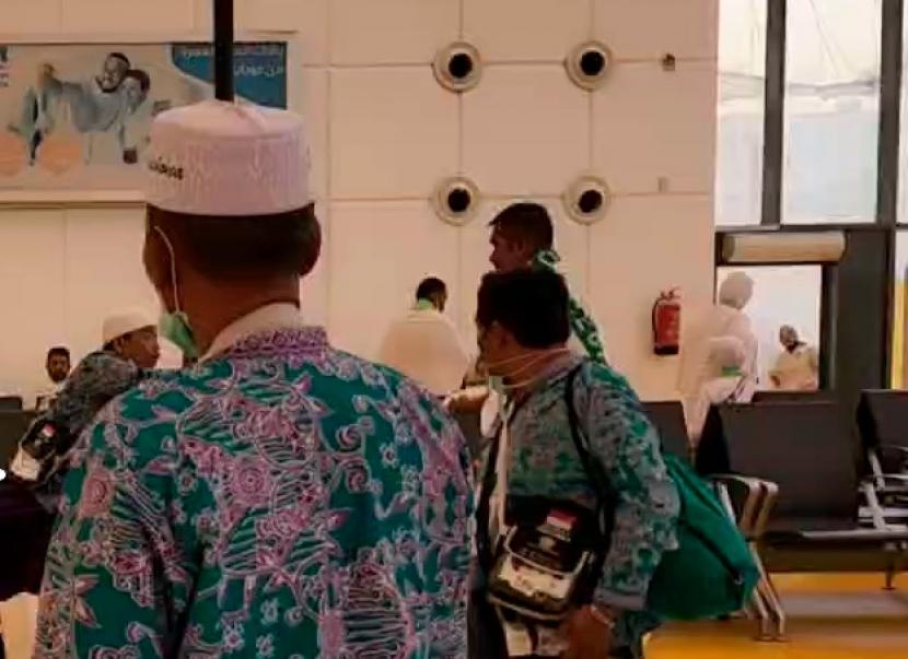 Mayoritas jamaah dari Kloter Surabaya (SUB-22) yang tiba di Bandara King Abdul Aziz International Airport (KAIA), Jeddah, pada Senin (20/6)  Pukul 08.45 WAS terlihat belum mengenakan kain ihram. 