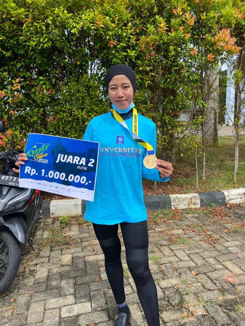 Maysita Utami Fadlina, mahaiswwa kampus UBSI Pontianak berhasil menjadi juara balap sepeda.