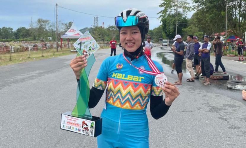 Maysita Utami Fadlina, mahasiswi Universitas BSI (Bina Sarana Informatika) kampus Pontianak, juara balap sepeda. 