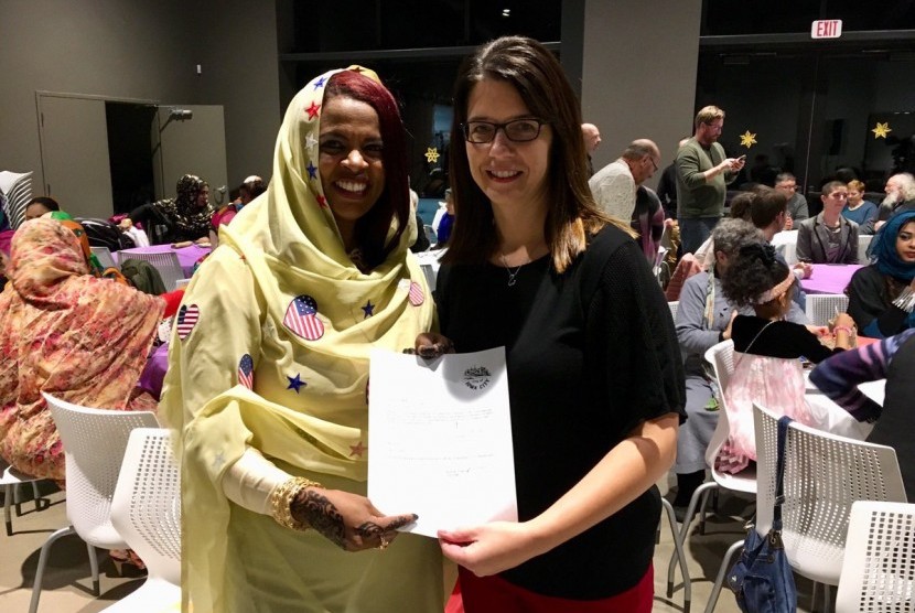 Mazahir Salih (kiri), Muslimah Pertama di Dewan Kota Iowa City, AS