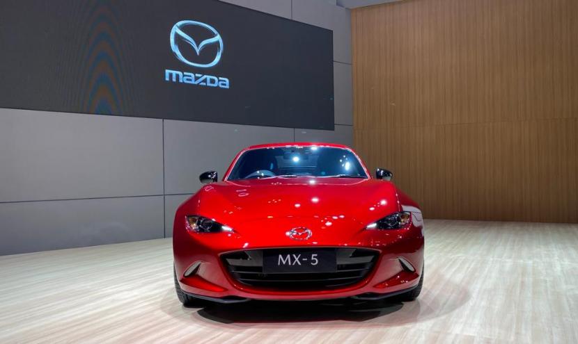 Mazda mulai memasarkan MX-5 untuk meramaikan pasar roadster. 