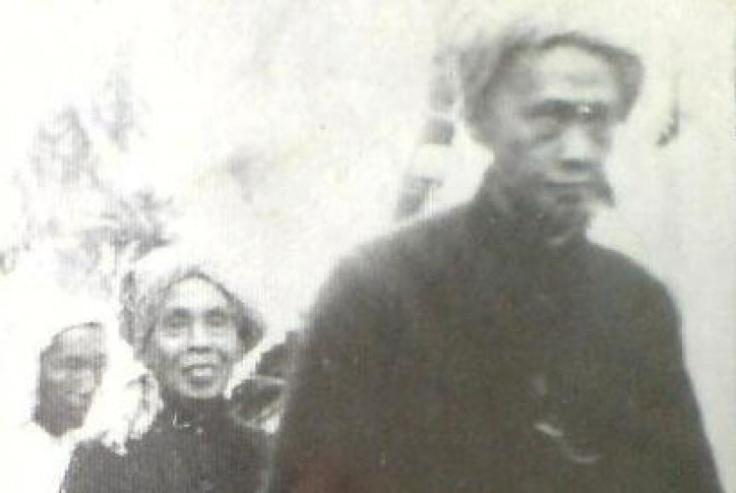 Mbah Dalhar (kanan).