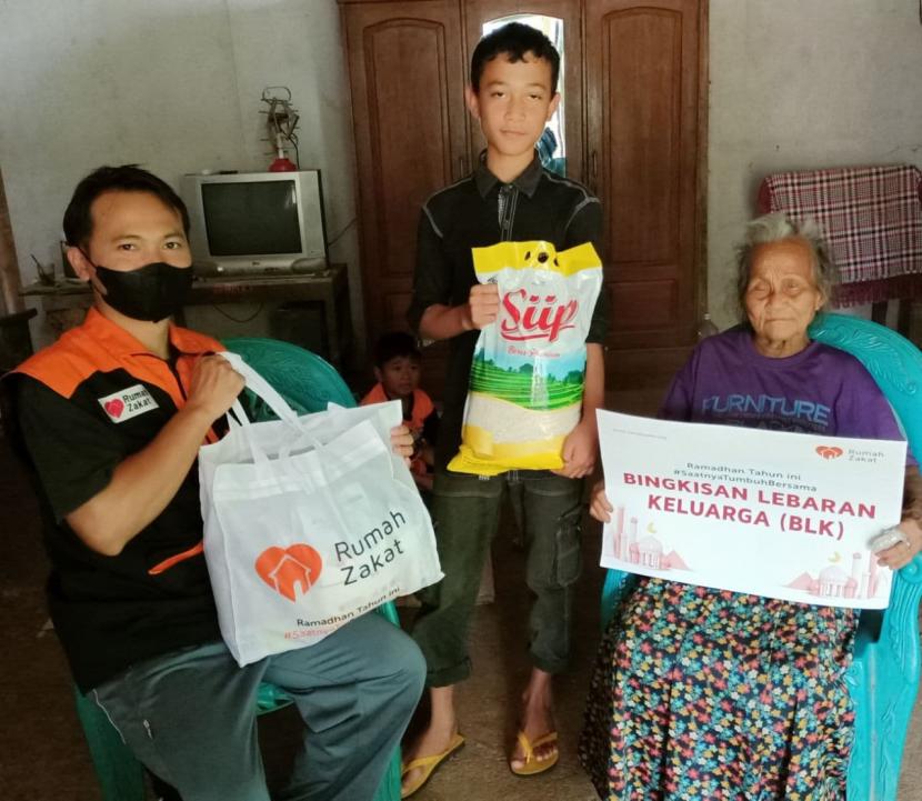 Mbah Kaminem (79), salah seorang penerima manfaat bantuan Bingkisan Lebaran Keluarga (BLK) ini merupakan seorang janda lansia di desa Randualas, dalam memenuhi kebutuhan juga mengalami kesulitan. Beliau yang saat ini tinggal dengan kedua cucunya hanya mengandalkan dari kiriman anaknya di perantauan yang sebulan sekali belum tentu ada.