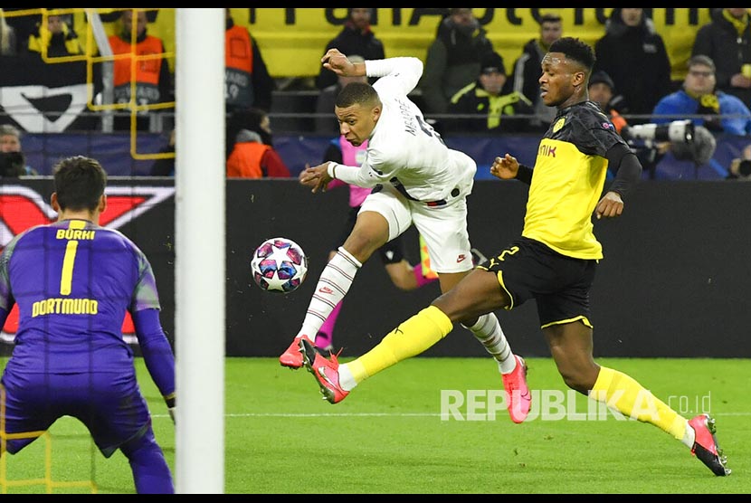Mbappe  (kiri) melepas tendangan ke gawang Dortmund pada laga leg pertama 16 besar Liga Champions antara Borussia Dortmund melawan Paris Saint Germain di Dortmund, Jerman, Rabu (19/02) dini hari.(Martin Meissner/AP Photo)