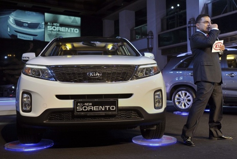 MC Farhan memperkenalkan produk mobil SUV KIA All New Sorento saat peluncurannya, di Jakarta, Selasa (9/4) malam.