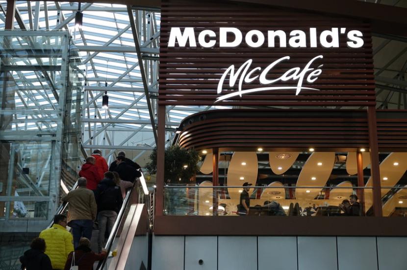McCafe, kedai kopi yang tersedia di gerai restoran makanan cepat saji McDonalds.