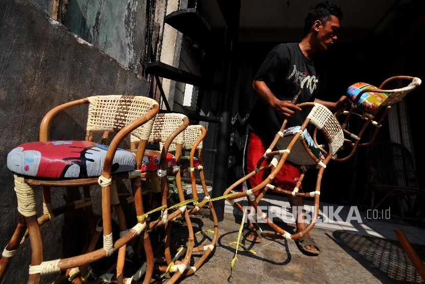 MEBEL ANYAMAN ROTAN. Pekerja membawa kerajinan mebel anyaman rotan di Jalan Raya Lenteng Agung, Srengseng Sawah, Jakarta Selatan, Sabtu (23/9)