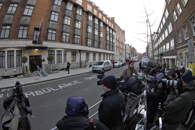 Media Inggris berkumpul berburu berita kehamilan Kate Middleton  di luar King Edward VII Hospital di pusat kota London,Selasa (4/12).   (AP/Sang Tan)