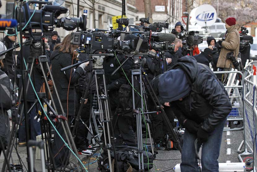Media Inggris berkumpul berburu berita kehamilan Kate Middleton  di luar King Edward VII Hospital di pusat kota London. (Ilustrasi)  (AP/Sang Tan)