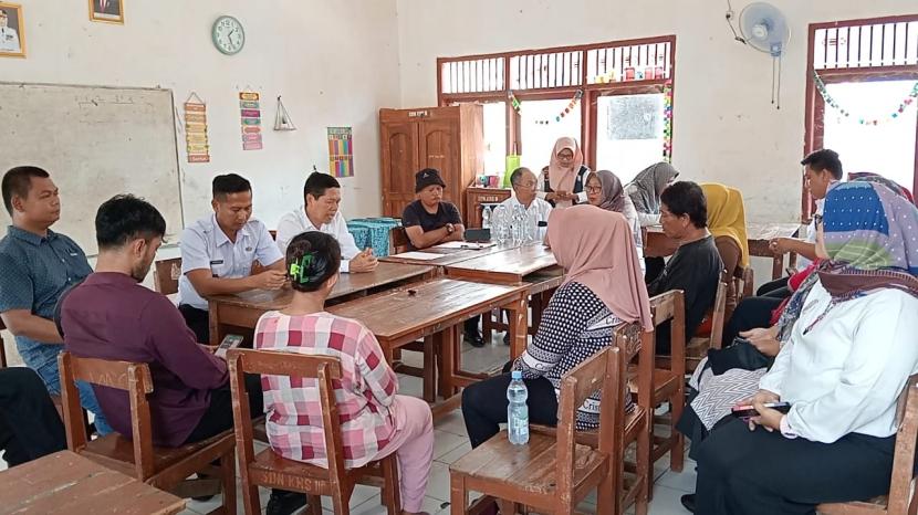 Mediasi dilakukan Disdikbud dan DisdukP3A Kabupaten Indramayu kepada orang tua korban maupun pelaku dalam kasus perundungan di SDN 3 Karangsong, Kabupaten Indramayu, Rabu (6/3/2024). 