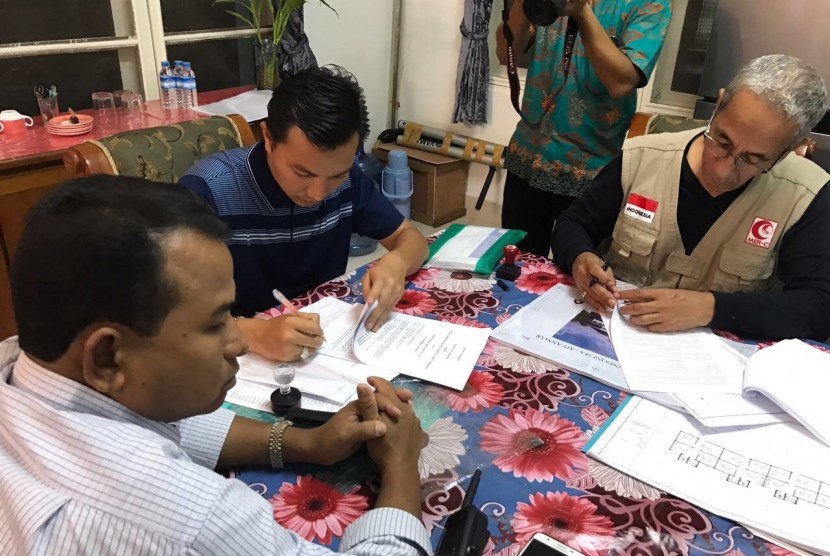 Medical Emergency Rescue Committee (MER-C) menandatangani kontrak pembangunan Rumah Sakit Indonesia tahap kedua yang berlokasi di Rakhine State, Myanmar, Rabu (6/9) di Yangon. 