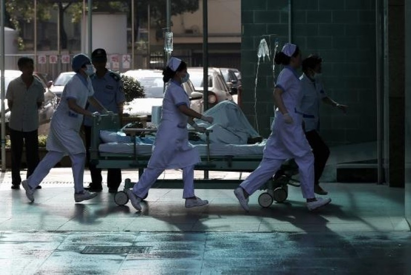 Medical personnel transport a victim of a factory explosion, at a hospital in Kunshan, Jiangsu province, August 2, 2014. 