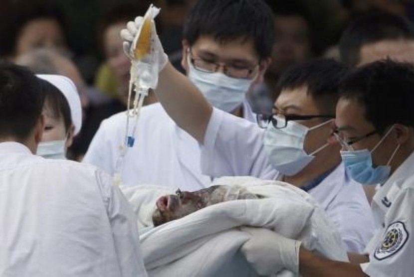 Medical personnel transport a victim of a factory explosion, at a hospital in Kunshan, Jiangsu province, August 2, 2014. (File photo)