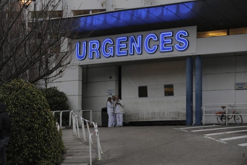 Medical staff of the Grenoble hospital, in the French Alps, wait at the entrance of the emergency department where Michael Schumacher is being treated after an accident on Sunday, Dec 29, 2013.