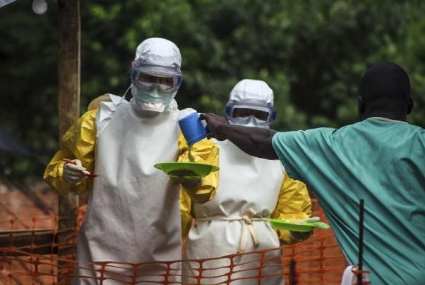Staf medis menangani wabah ebola di Sierra Leone, Afrika.