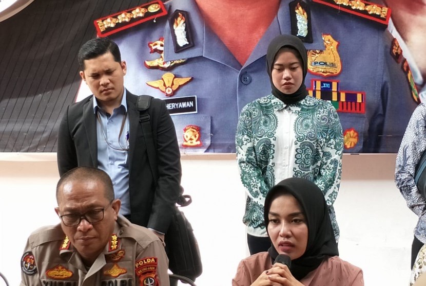 Medina Zein saat konferensi pers di Ditresnarkoba Polda Metro Jaya, Jumat (3/1). Hasil asesmen dari Lemdikpol merekomendasikan Medina Zein direhabilitasi.