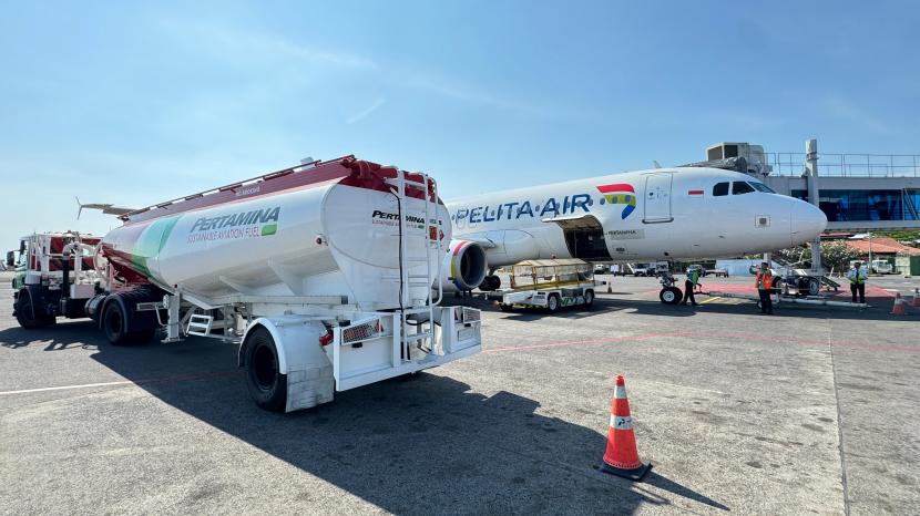 Medium service airline Pelita Air (kode penerbangan IP) meresmikan pengoperasian penerbangan komersial dengan Sustainable Aviation Fuel (SAF) melalui penerbangan rute penerbangan Denpasar – Jakarta pada Jumat (20/9/2024). 