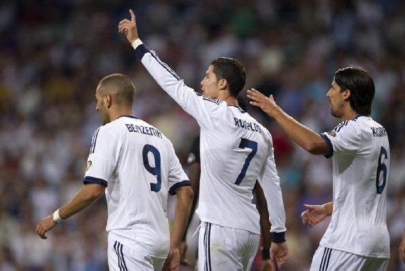 Megabintang Real Madrid, Cristiano Ronaldo (tengah) saat melakukan selebrasi sederhana usai mencetak gol ke gawang Granada di pekan ketiga pentas La Liga Spanyol, Senin (3/9) dini hari WIB.