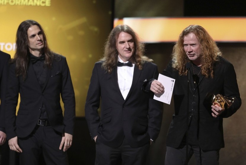 Megadeth memegang piala Grammy, Senin (13/2).