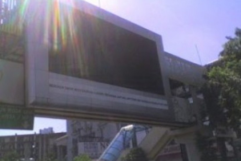 Pihak berwenang Irak pada Ahad (20/8/2023) memerintahkan penutupan layar iklan LED yang dipasang di seluruh Baghdad setelah seorang peretas berhasil menayangkan film porno. (foto ilustrasi)