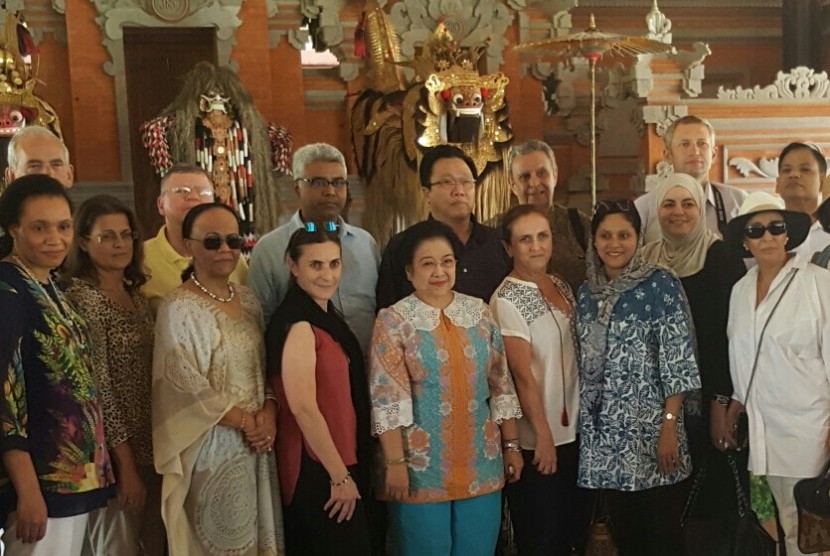 Megawati bersama 25 Dubes Negara Sahabat di Istana Tampaksiring, Bali. 