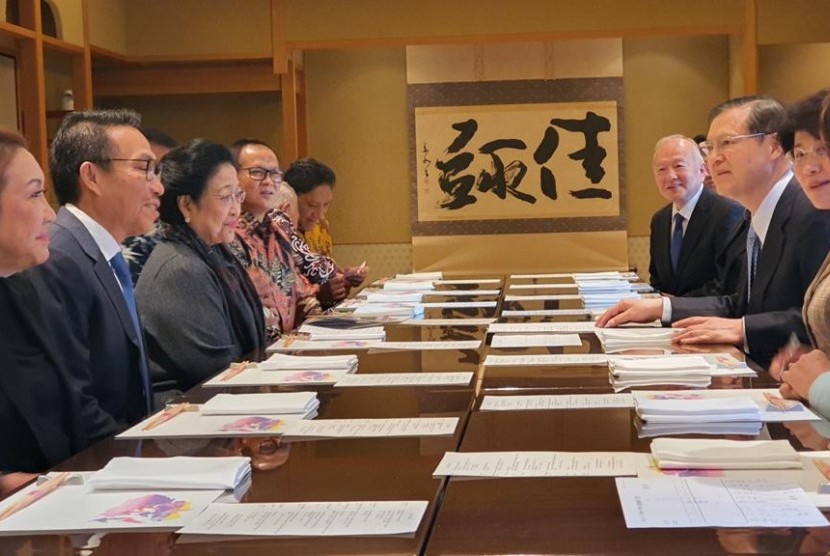 Megawati bersama para pengurus DPP PDI-Perjuangan melakukan pertemuan dengan  Yayasan Soka Gakkai International (SGI) dan Soka University of Japan (SUJ).  