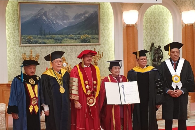 Megawati bersama sejumlah tokoh nasional seusai menerima gelar doktor kehormatan (Dr HC) dari  Soka University of Japan (SUJ) Jepang. 