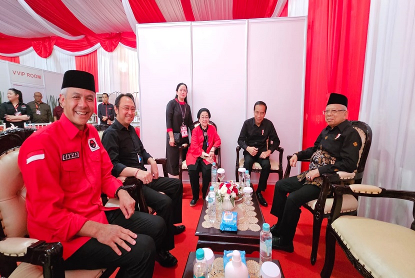Megawati didampingi putranya M Prananda Pranowo dan Bakal Capres Ganjar Pranowo, tampak berbincang bersama Presiden RI Joko Widodo dan juga Wapres Maruf Amin.