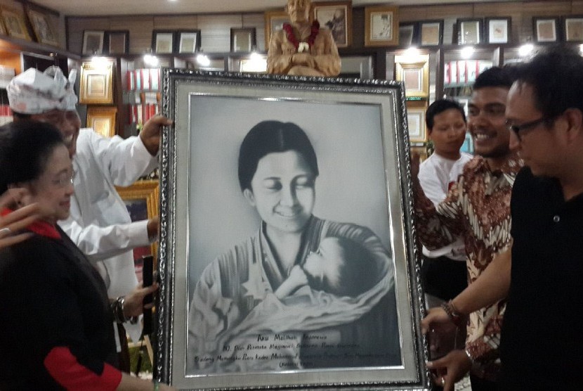 Megawati memperlihatkan salah satu koleksi yang tersimpan di museum Bung Karno Bali