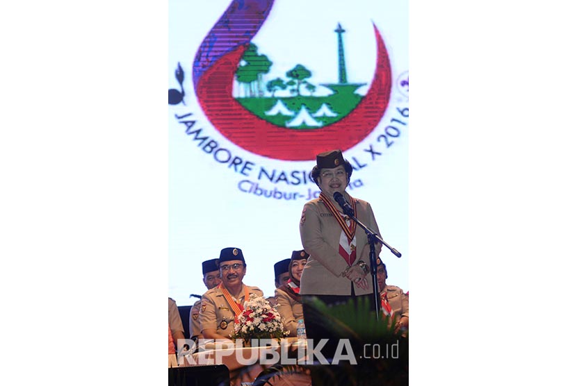 Megawati menyampaikan sambutan setelah menerima Penghargaan Tunas Kelapa.