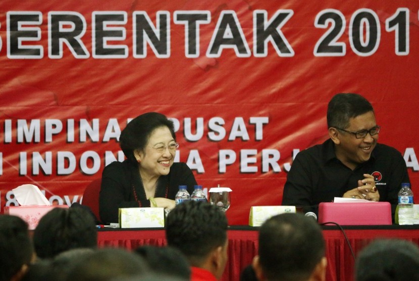 Megawati saat memberikan pembekalan tim monitoring pilkada serentak 2017, di Kantor DPP PDI Perjuangan, Lentengagung, Jakarta Selatan, Jumat  sore (18/11).