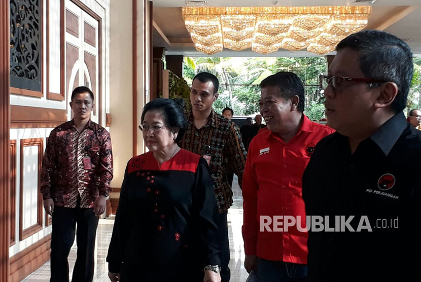 Megawati Soekarno Putri memimpin Konsolidasi Organisasi Internal PDIP terkait Pilkada Jatim di Malang, Ahad (10/9). 