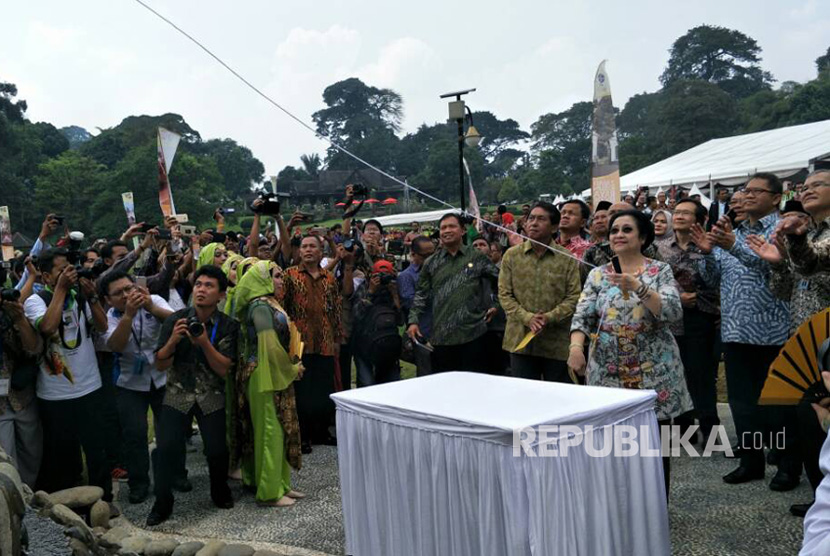 Megawati Soekarno Putri meresmikan tugu 2 abad Kebun Raya Bogor, Kamis (18/5). 