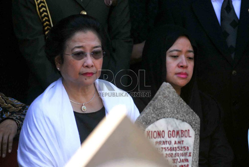  Megawati Soekarnoputri (kiri) didampingi putrinya Puan Maharani (kanan) saat upacara pemakaman almarhum Ketua MPR Taufiq Kiemas di Taman Makam Pahlawan, Jakarta, Ahad (9/6).  (Republika/Agung Supriyanto)