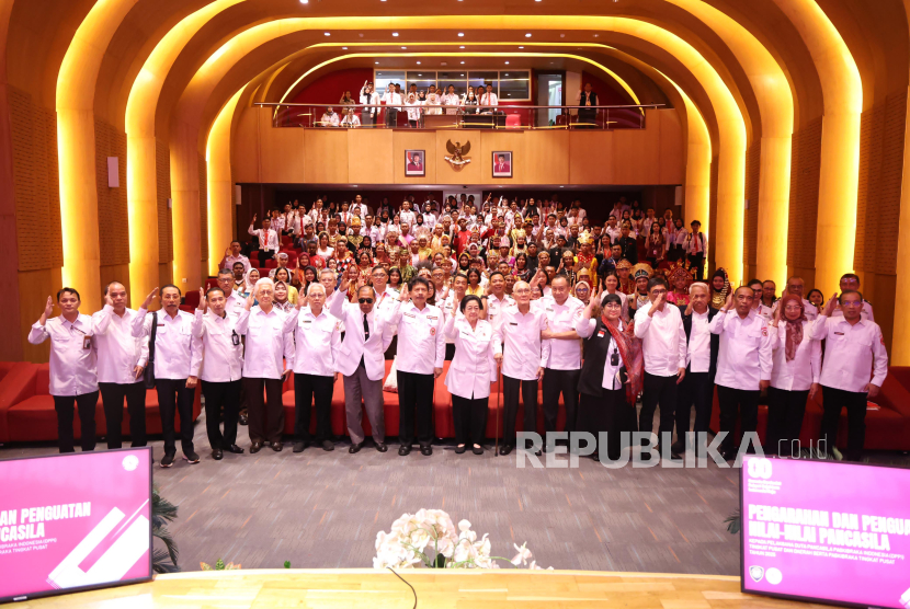 Megawati Soekarnoputri memberikan pengarahan kepada Pelaksana Duta Pancasila Paskibraka Indonesia (DPPI) tingkat pusat dan daerah serta Paskibraka Tingkat Pusat Tahun 2025.