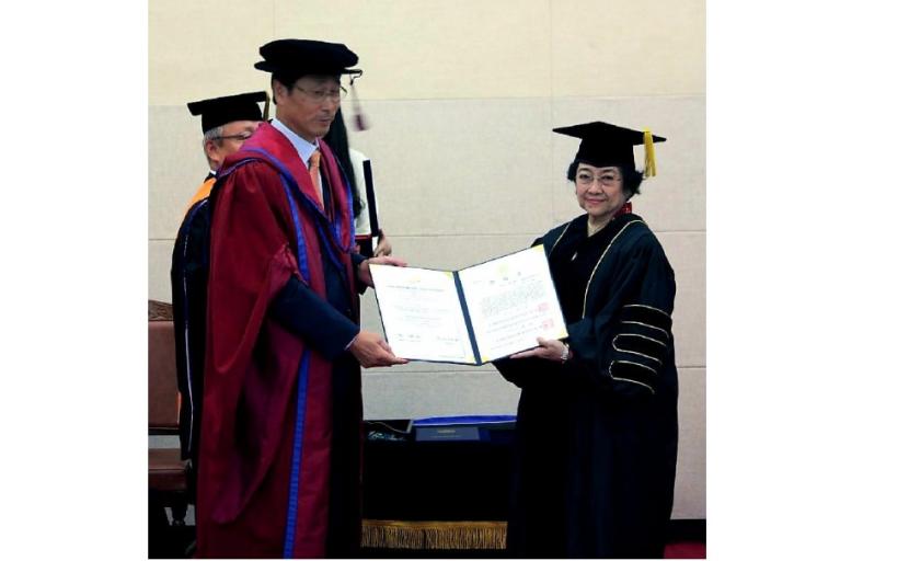 Megawati Soekarnoputri saat menerima gelar Doktor Honoris Causa dari Korea Maritime and Ocean University, Busan, Korea Selatan pada 19 Oktober 2015.