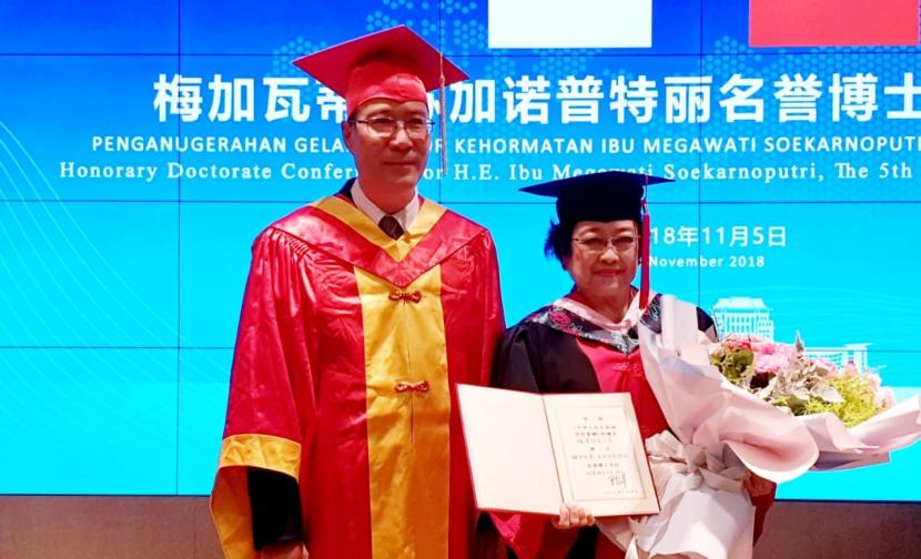  Megawati Soekarnoputri saat menerima gelar Doktor Honoris Causa dari Fujian Normal University (FNU), Tiongkok pada 5 November 2018.