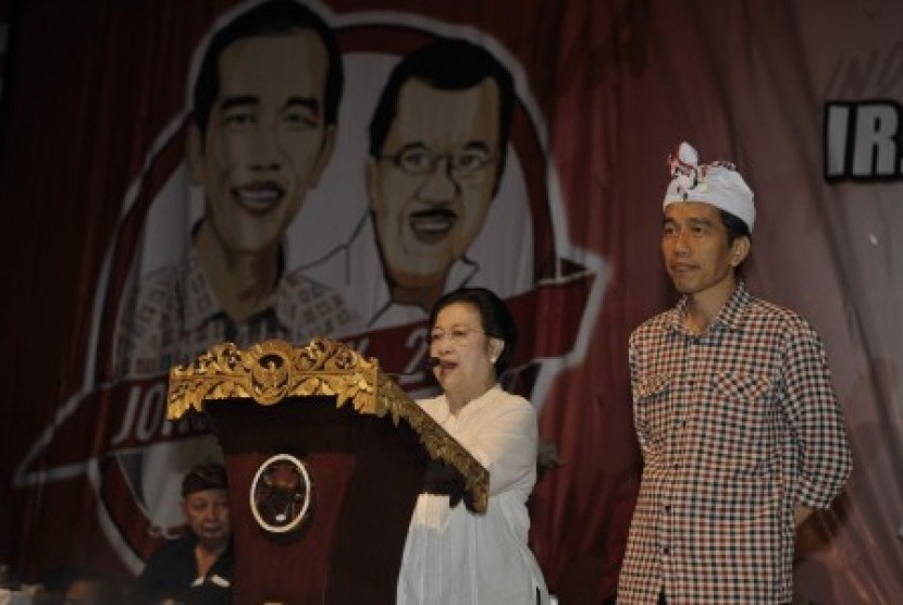 Megawati Sukarnoputri (kiri) didampingi Joko Widodo (Jokowi). 