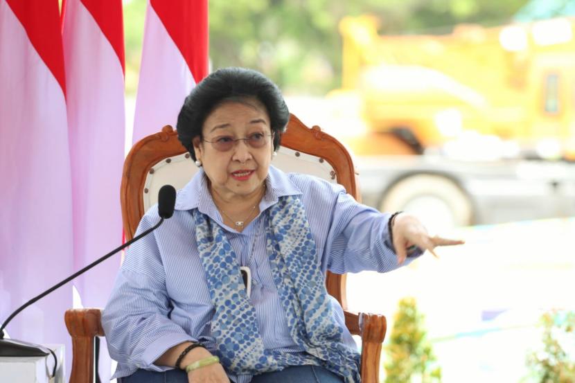 Megawati Soekarnoputri. Megawati menerima penghargaan Satu Abad NU mewakili Soekarno 