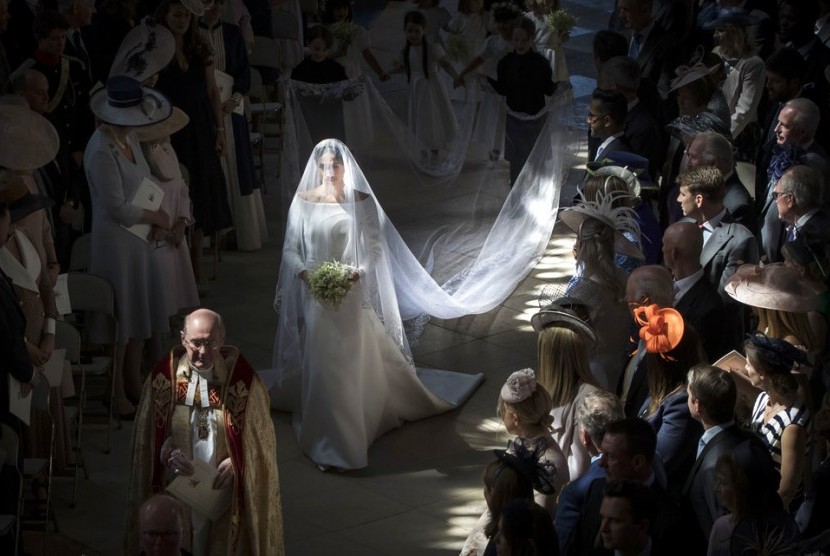 Meghan Markle berjalan di altar mengenakan busana pengantin rancangan Givenchy.