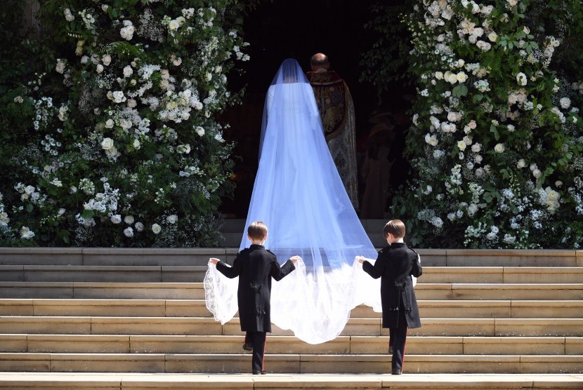 Meghan Markle berjalan menuju altar pernikahannya dengan Pangeran Harry di Kapel St George mengenakan busana rancangan Givenchy.