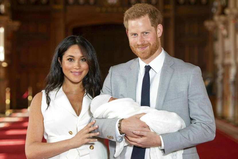 Meghan Markle dan Pangeran Harry serta bayi mereka, Archie Harrison.