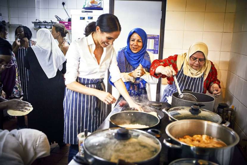 Meghan memasak dengan wanita di komunitas Hubb di Pusat Budaya Muslim Al Manaar di London. Komunitas itu bersama Meghan membuat buku masak berjudul 