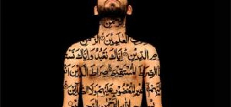 Mehdi-Georges Lahlou dengan tubuh bertato ayat Quran