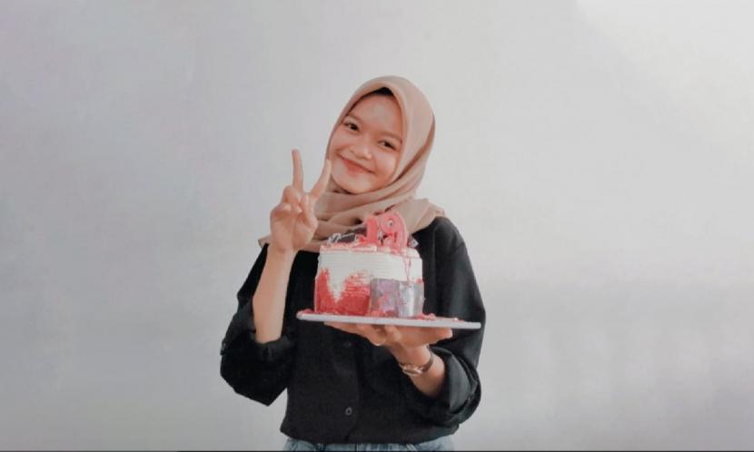 Meilina Mustika Dewi, mahasiswi Universitas BSI (Bina Sarana Informatika) kampus Tegal misalnya. Ia merupakan salah satu orang yang menyalurkan hobinya dalam membuka usaha food and bakery yang diberi nama ‘Dewi Bakery’.