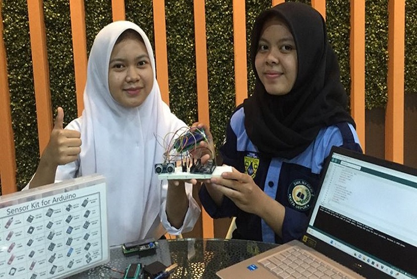 Meiza Zafira Angraini dan Sarah Ningrum Puspitarini merupakan siswi berbakat dari SMK Negeri 2 Depok dan SMK Negeri 64, yang melaksanakan magang di MDU. Keduanya menciptakan alat pendeteksi gerak dengan sensor ultra sonik sebagai implementasi keamanan rumah dari maling.