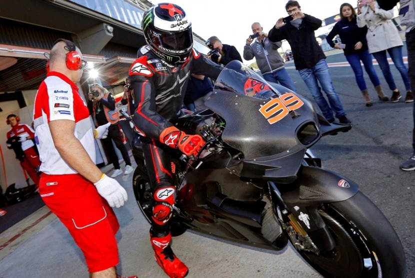 Mekanik Ducati memeriksa motor yang dikendarai Jorge Lorenzo pada tes di Sirkuit Ricardo Tormo, Valencia.