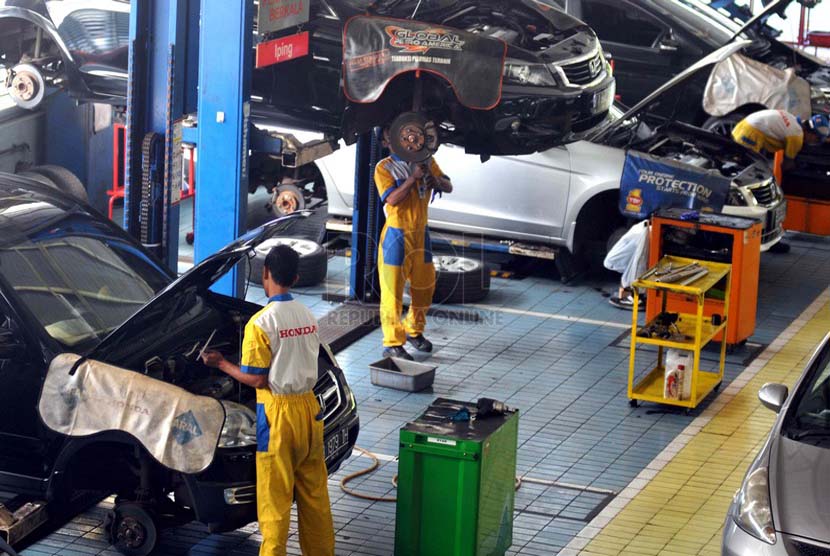 Mekanik melakukan perawatan berkala mobil di Bengkel Honda Megatama, Jakarta, Senin (14/7). (Republika/ Wihdan)