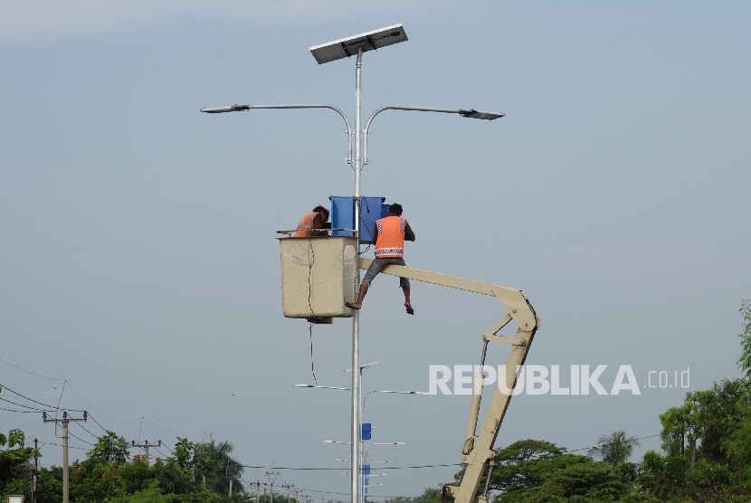 Mekanik memasang penerengan jalan umum tenaga surya (ilustrasi). Direktorat Jendral (Ditjen) Energi Baru Terbarukan dan Konservasi Energi (EBTKE) Kementerian Energi dan Sumber Daya Mineral (ESDM) RI, menyerahkan sebanyak 425 Penerangan Jalan Umum Tenaga Surya (PJUTS) untuk tiga wilayah bagian Barat di Provinsi Kalimantan Tengah.