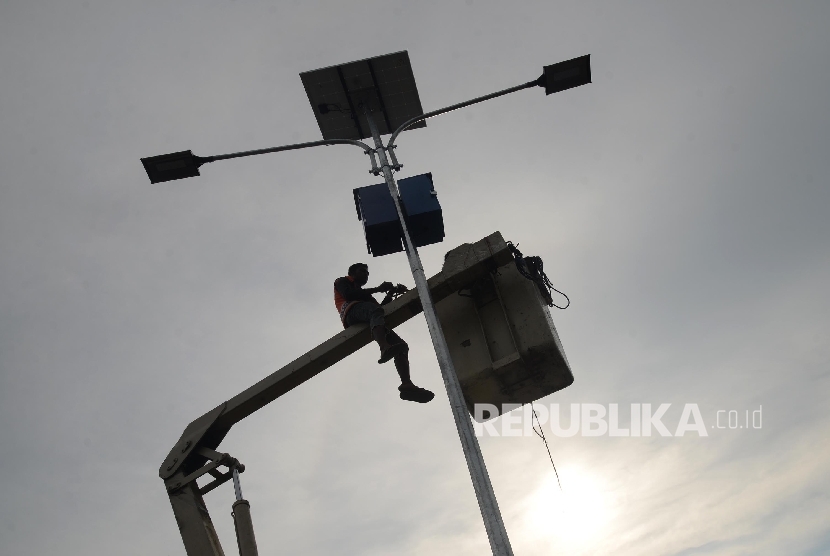 Mekanik memasang alat Penerang Jalan Umum (PJU) Tenaga Surya (ilustrasi). Kementerian ESDM memasang 350 unit Penerangan Jalan Umum Tenaga Surya (PJU-TS) di Provinsi Batam.